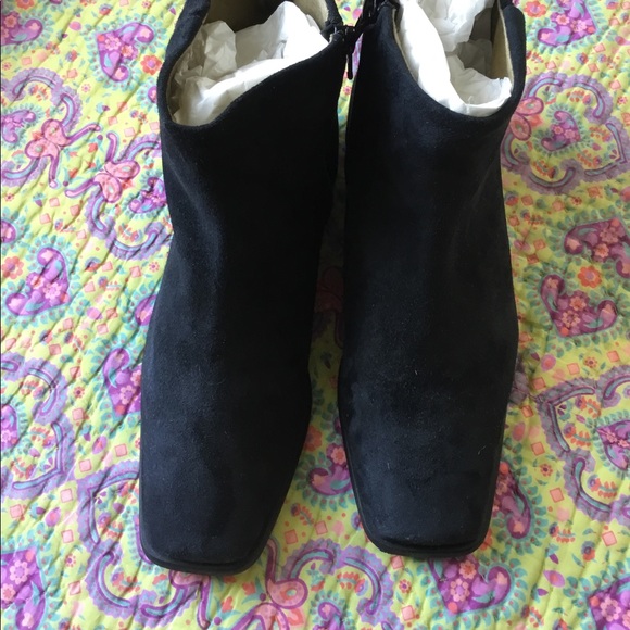 Like new! Square toe and heel Italian designer black suede boot size 39 - Picture 2 of 6